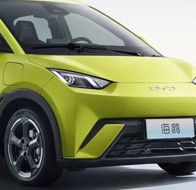 BYD Dolphin Mini amarelo parado.