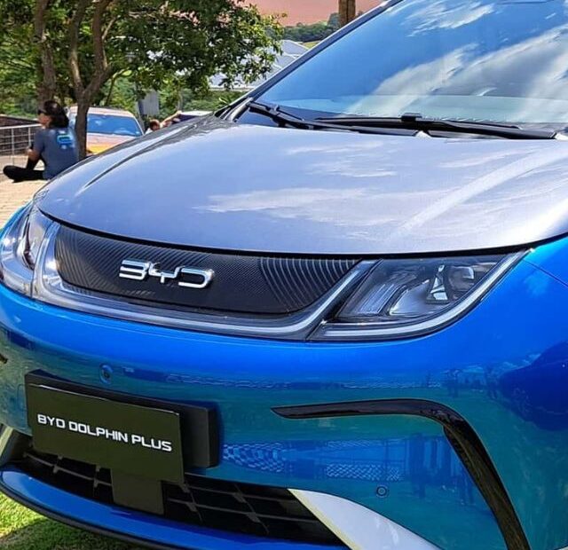 BYD Dolphin Plus azul na diagonal.