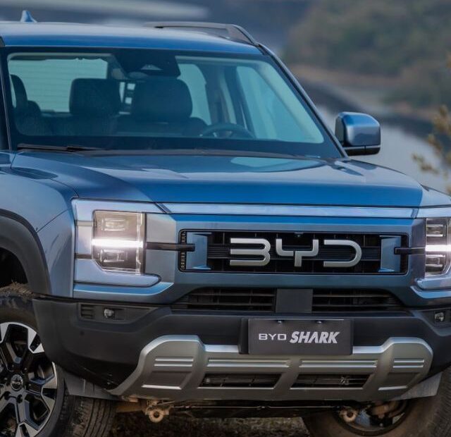BYD Shark azul parada na diagonal.