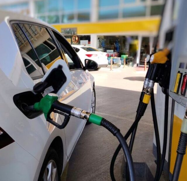 Carro sendo abastecido no posto de gasolina.
