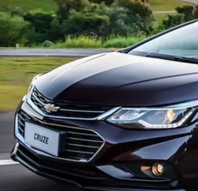 Chevrolet Cruze preto em velocidade.