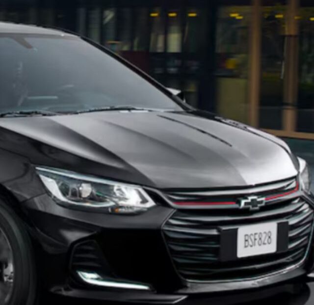 Chevrolet Onix 2025 preto em velocidade.