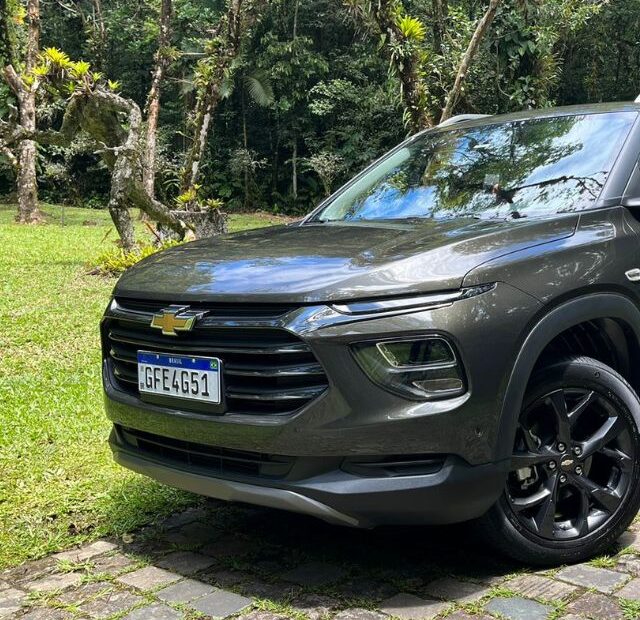 Chevrolet Onix Tracker cinza parado na digonal.