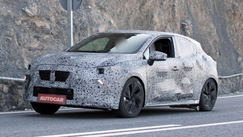 Renault Clio camuflado em movimento.