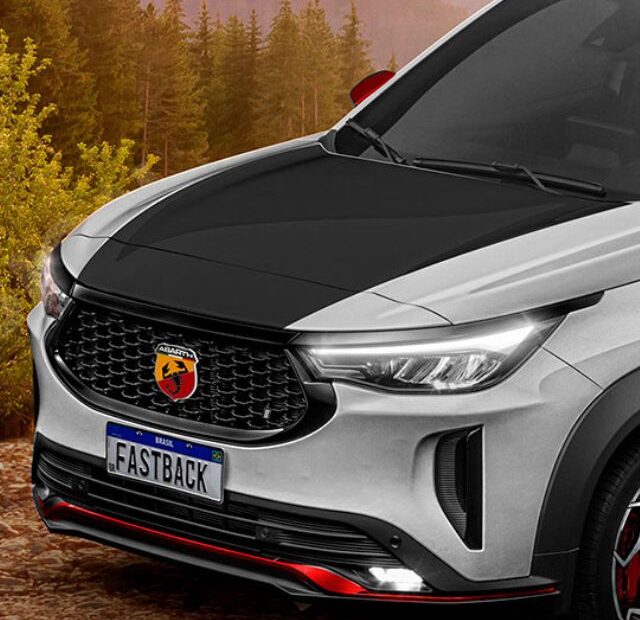 Fiat Fastback Abarth prata parada na diagonal.