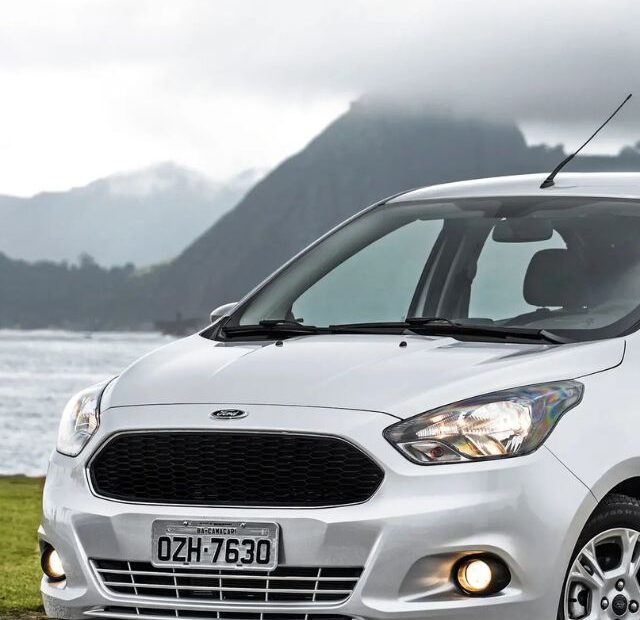 Ford Ka prata parado na diagonal.