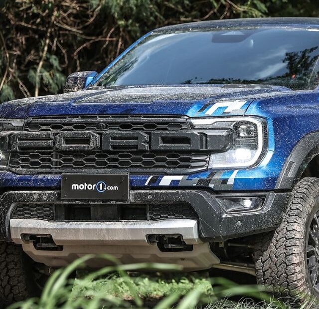 Ford Ranger azul cheio de terra