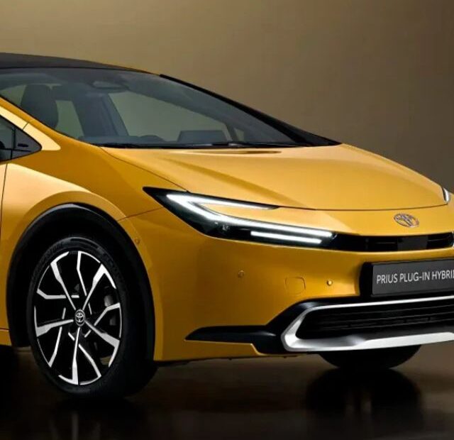 Toyota Prius amarelo parado na diagonal.