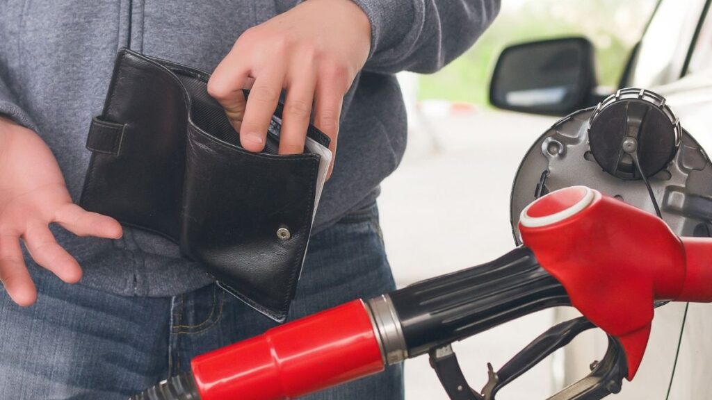 Homem sem dinheiro na carteira e abastecendo.