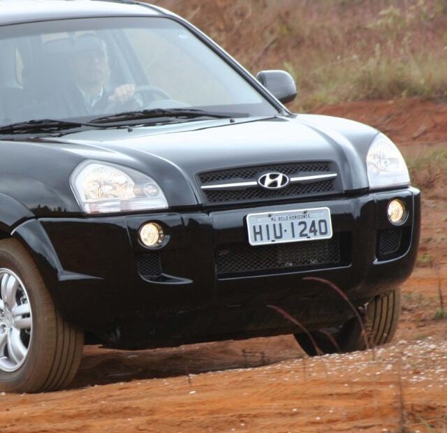 Hyundai Tucson 2010 preto na estrada de terra.