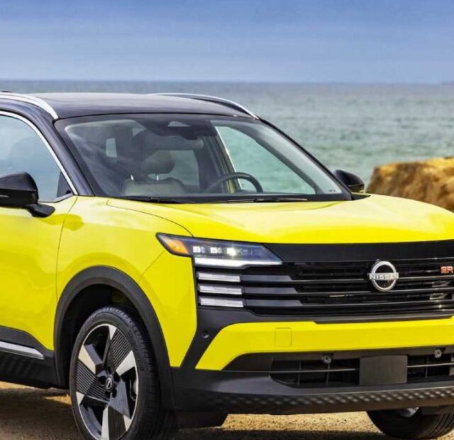 Nissan Kicks amarelo parado na diagonal.