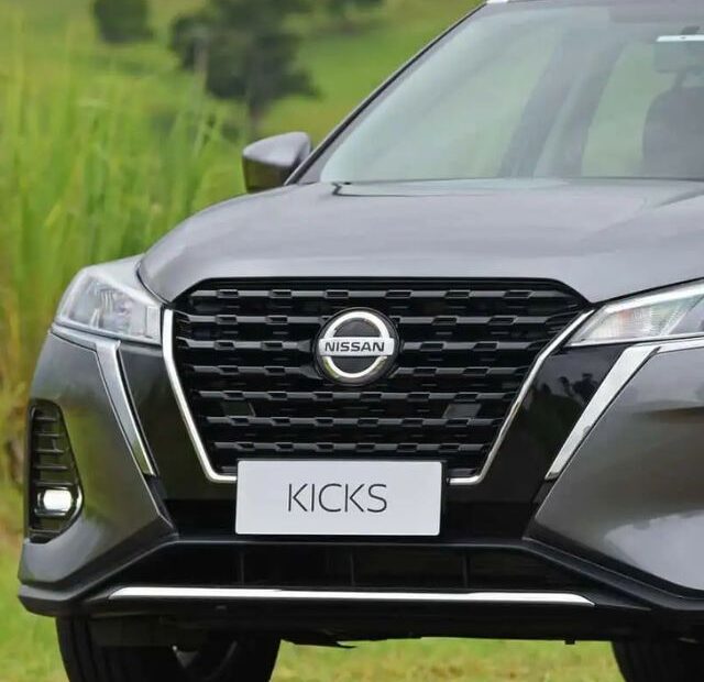 Nissan Kick Sense CVT cinza na diagonal.