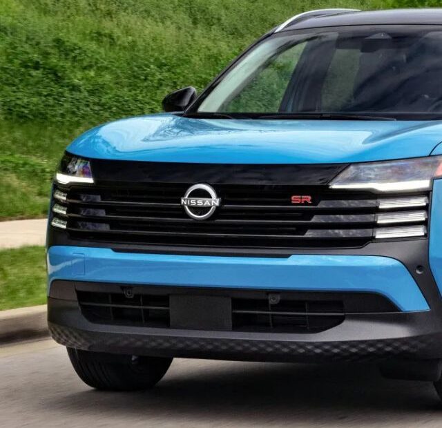 Um Nissan Kicks azul em velocidade.