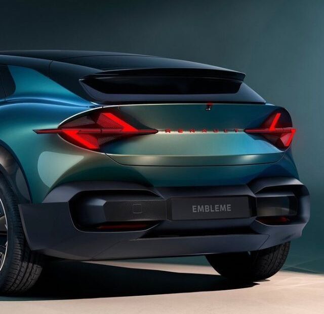 Novo SUV da Renault verde de costas.