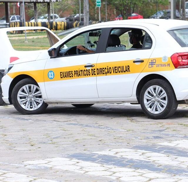 Pessoa dirigindo um carro dos exames práticos do Detran.
