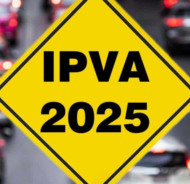Uma placa do IPVA 2025 com um transito de carros ao fundo.
