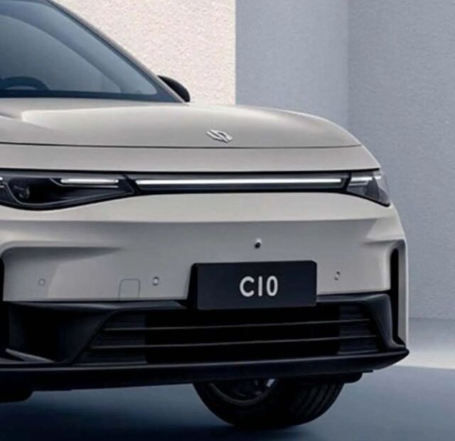 Leapmotor B10 Stellantis branca parada.