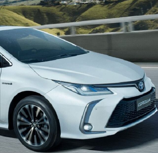 Toyota Corolla 2025 branco em velocidade.