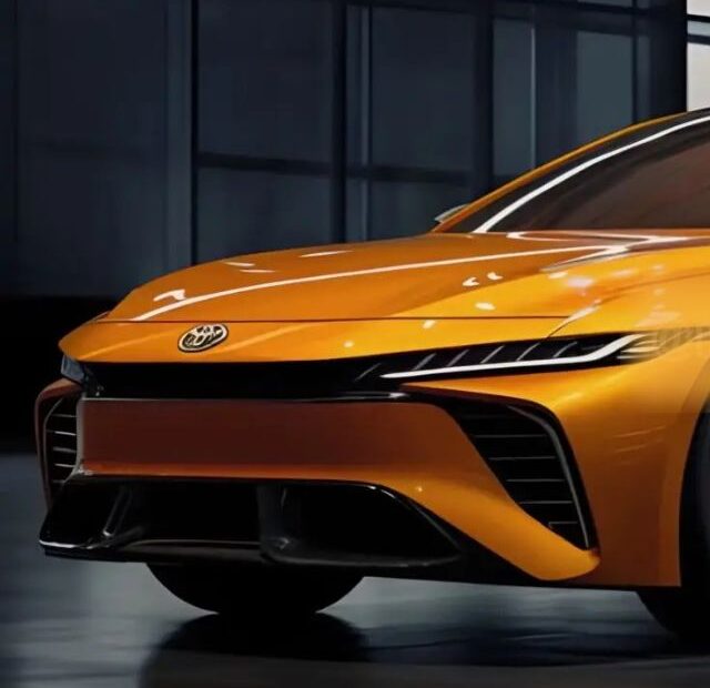 Toyota Corolla 2025 laranja parado na diagonal.