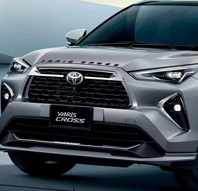 Toyota Yaris Cross prata parado na diagonal.