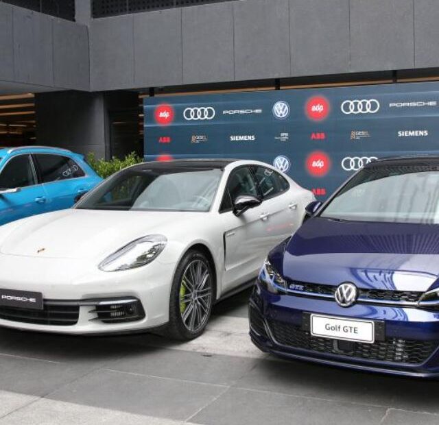 Uma Porsche do lado da Volkswagen.