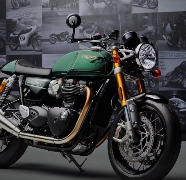 Uma Triumph verde parada na diagonal.