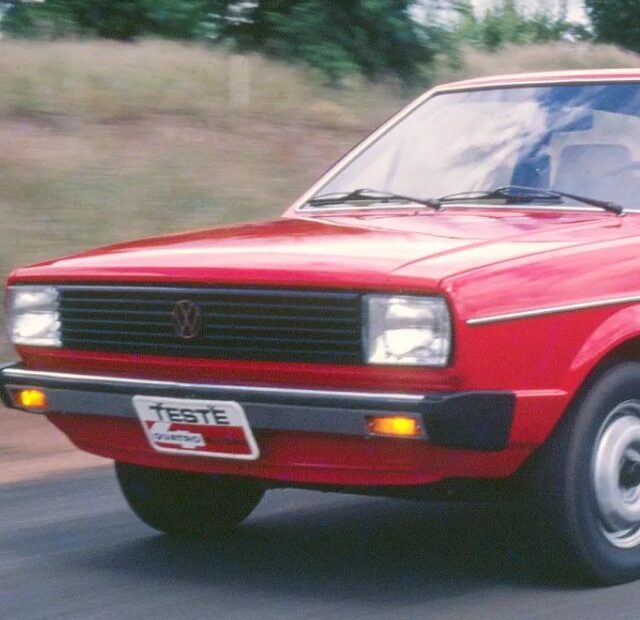 Volkswagen Gol 1980 vermelho em velocidade.