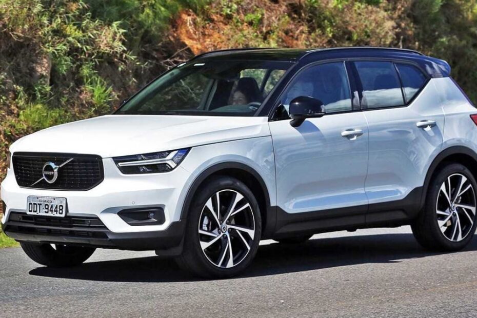 Volvo XC40 branco na diagonal.