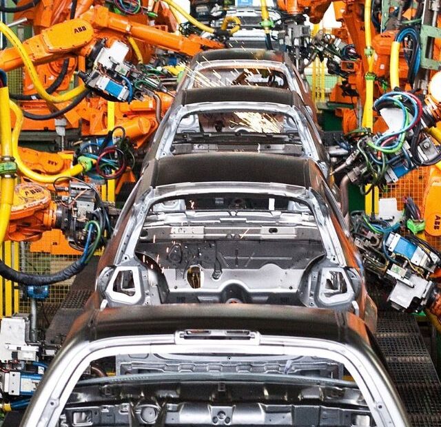 Uma fabrica de carros.