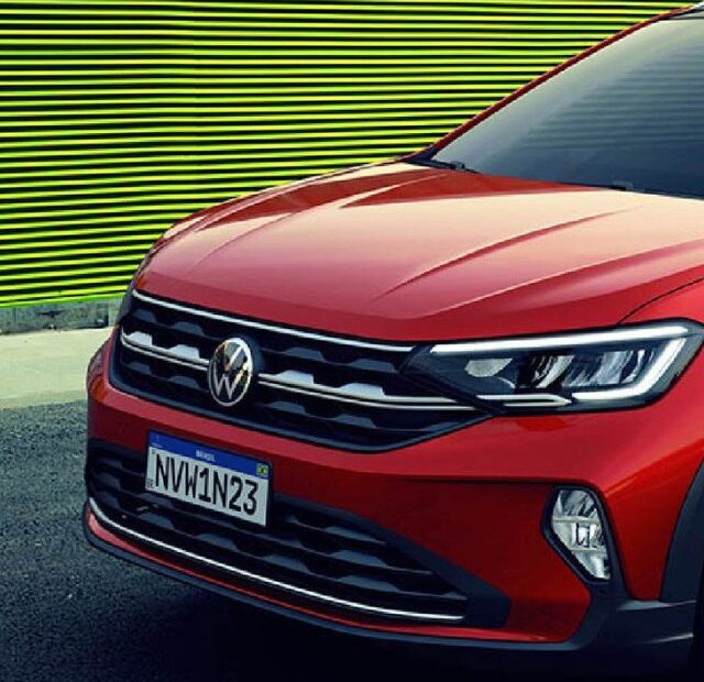 Carro da Volkswagen vermelho parado.