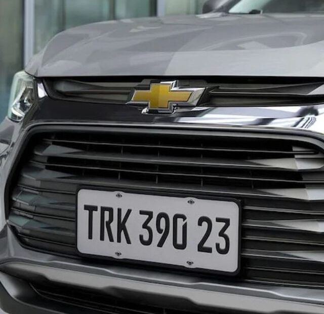 Chevrolet Tracker 2025 cinza parado.