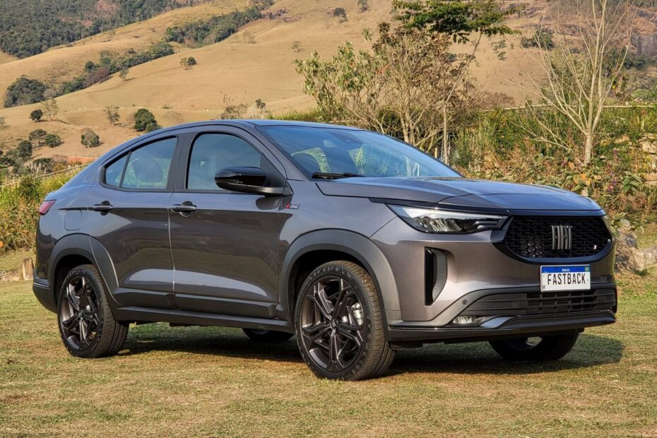 Fiat Fastback cinza parado na diagonal.