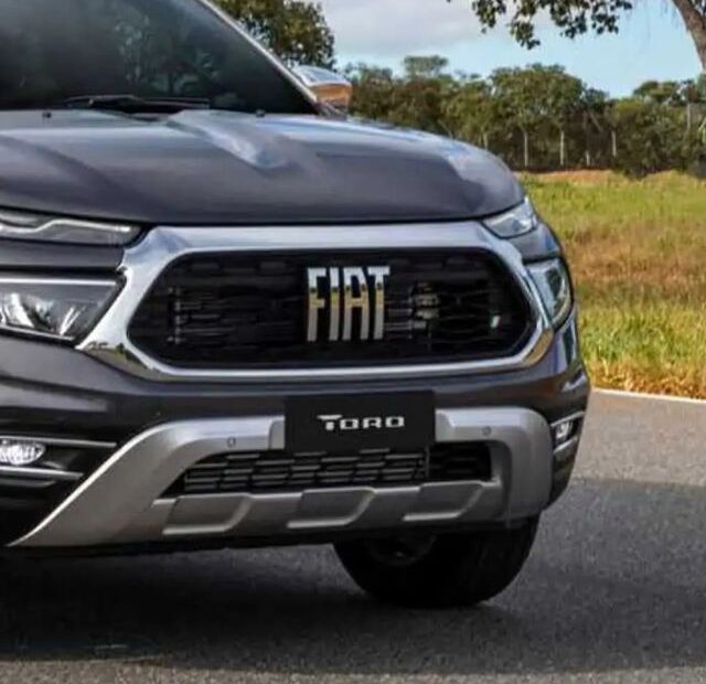 Fiat Toro cinza parado na diagonal.