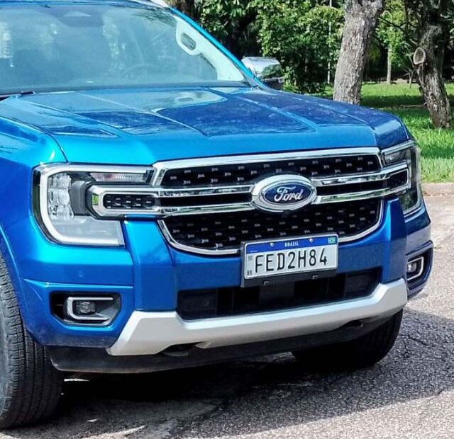 Ford Ranger Limited azul parada na diagonal.