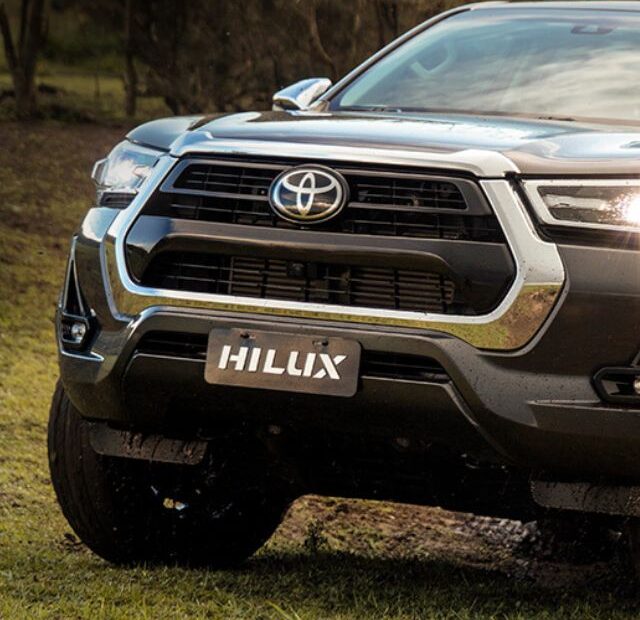 Um Hilux cinza.