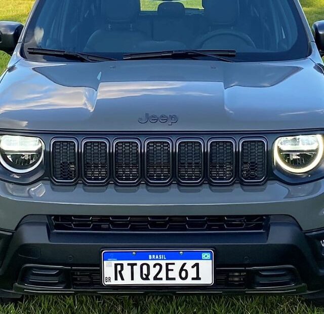 Jeep Renegade cinza de frente.