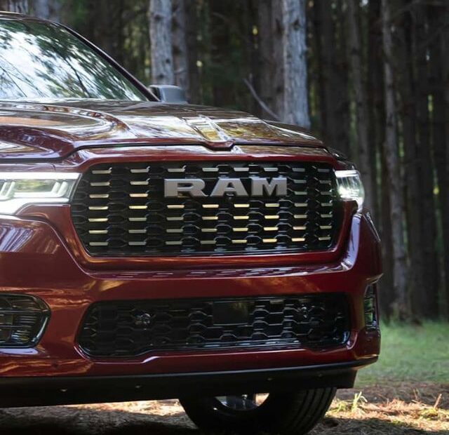 Linha 2025 de picapes RAM vermelha parada na diagonal.