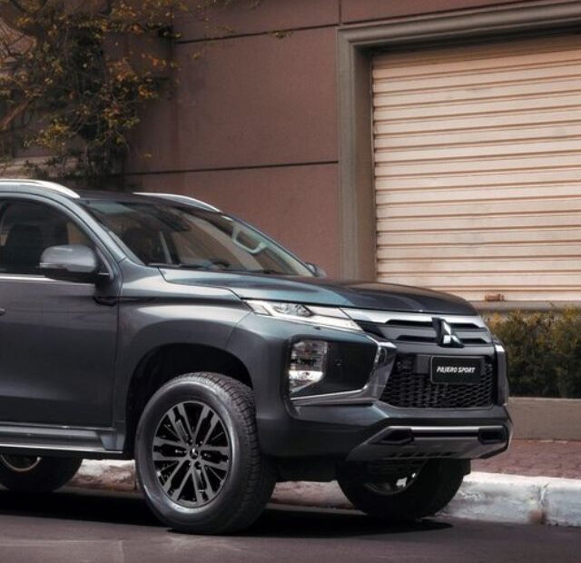 Mitsubishi Pajero Sport Legend cinza parada na diagonal.