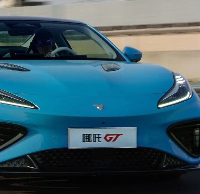 Neta GT azul em velocidade.