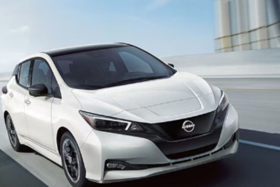 Nissan Leaf 2025 branco em movimento.