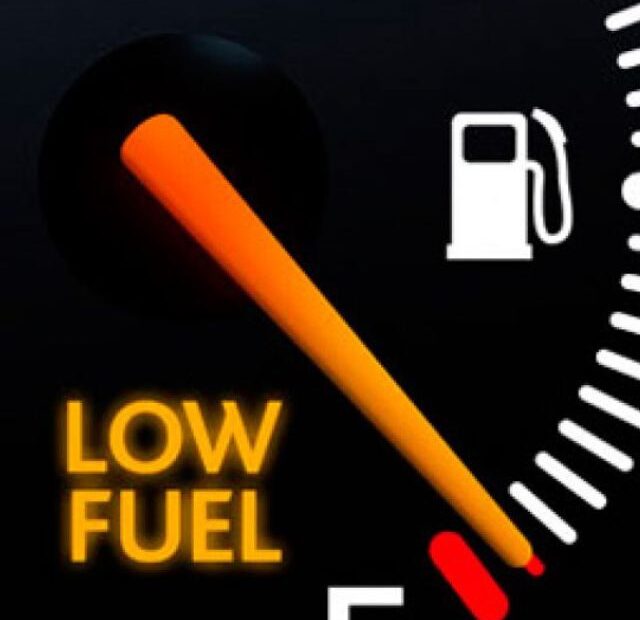 Um indicador de gasolina na reserva do carro.