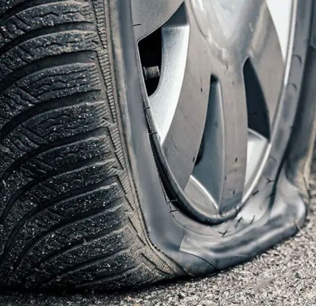 Pneu furado de carro.