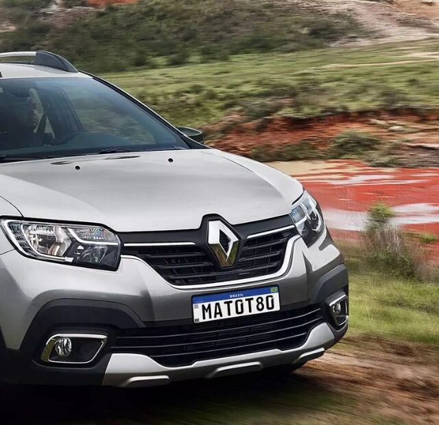 Renault Stepway prata em velocidade.