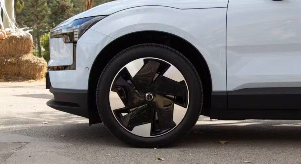 Roda da frente de um carro elétrico.