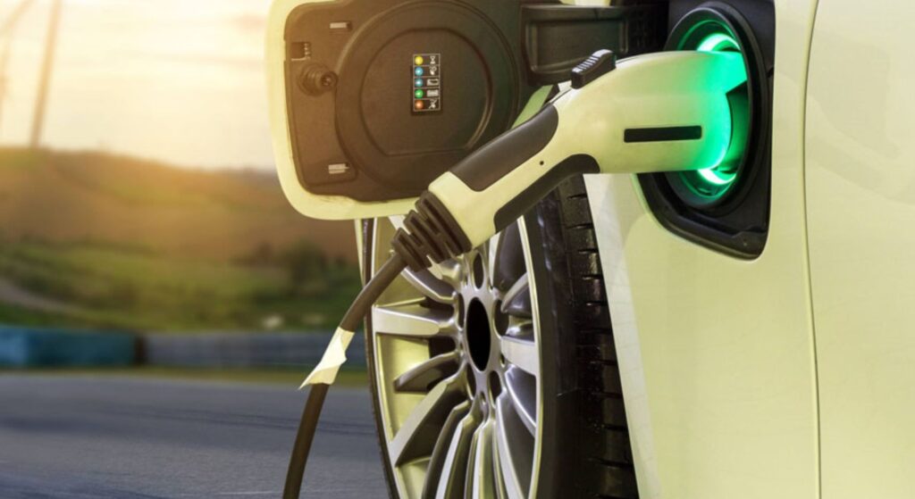 Carro elétrico carregando.