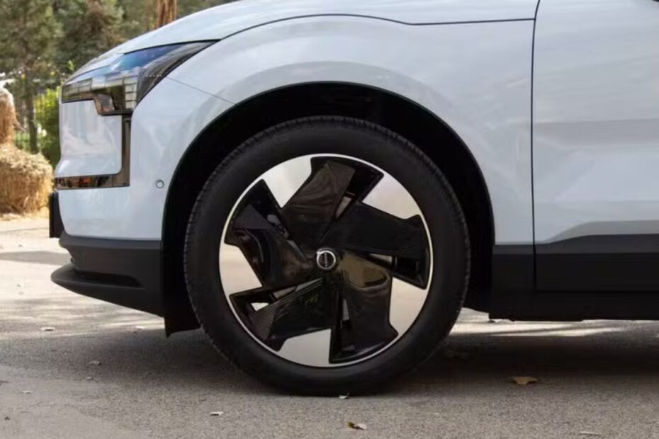 Roda da frente de um carro elétrico.