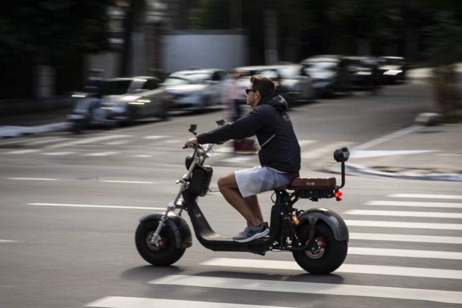 Lei: Scooter Elétrica em velocidade.