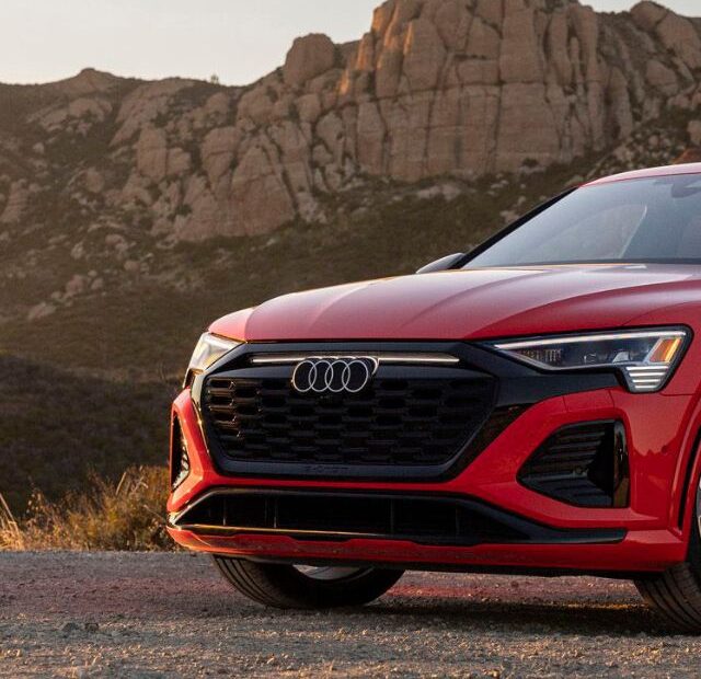 SQ8 Sportback E-Tron vermelho parado na diagonal.