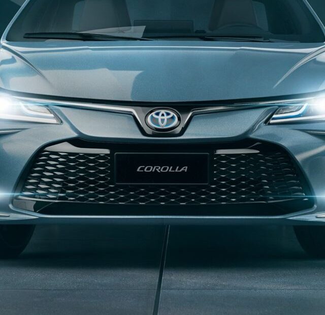 Toyota Corolla Prata de frente.