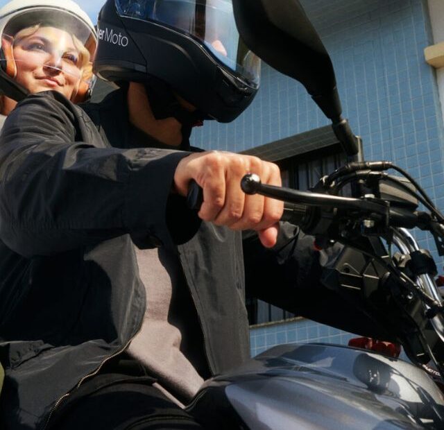 Uber moto com passageiro na garupa.